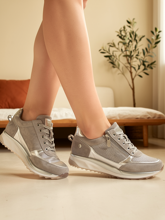 Model wearing gray Comfort Step sneakers